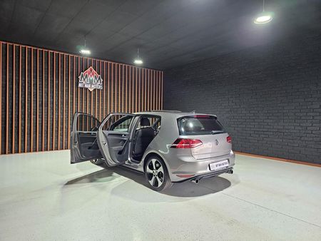 2015-Volkswagen-Golf-VII-GTI-20-TSI-Auto-Performance_23