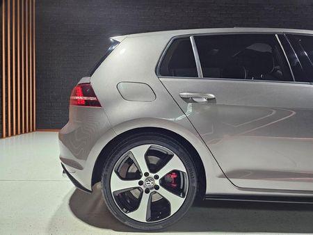 2015-Volkswagen-Golf-VII-GTI-20-TSI-Auto-Performance_27