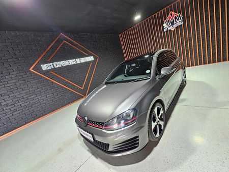 2015-Volkswagen-Golf-VII-GTI-20-TSI-Auto-Performance_3
