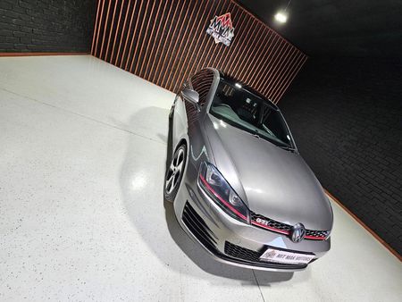 2015-Volkswagen-Golf-VII-GTI-20-TSI-Auto-Performance_5