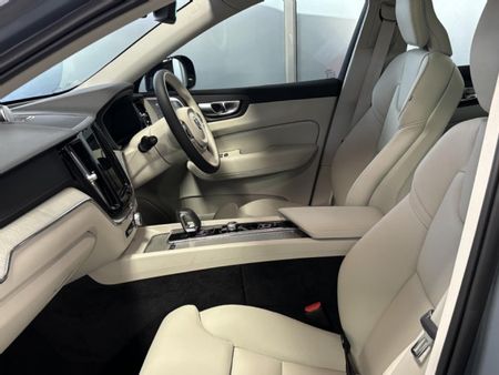 2026-Volvo-XC60-T8-Twin-Engine-R-Design-AWD_5
