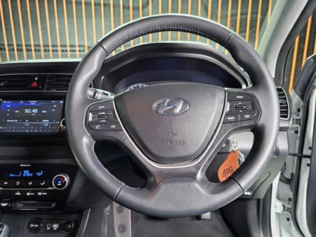 2020-Hyundai-i20-14-Fluid-Auto_10