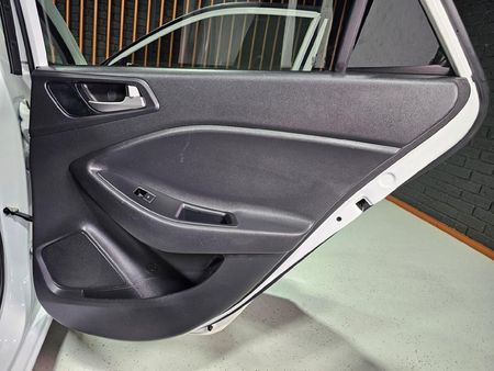 2020-Hyundai-i20-14-Fluid-Auto_17