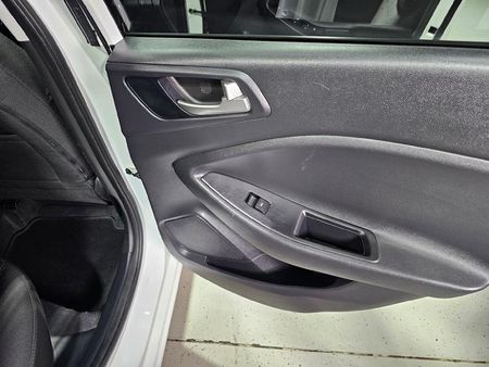 2020-Hyundai-i20-14-Fluid-Auto_18