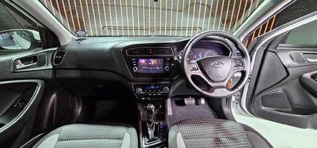 2020-Hyundai-i20-14-Fluid-Auto_20