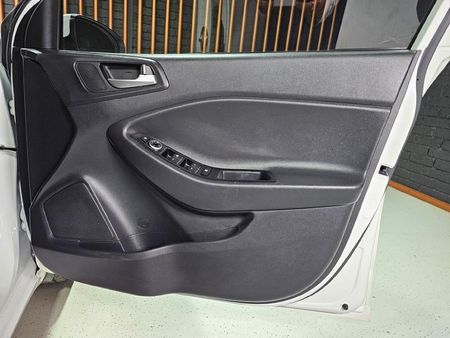 2020-Hyundai-i20-14-Fluid-Auto_6