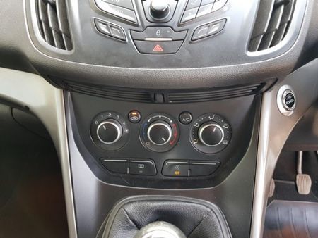 2013-Ford-Kuga-16-EcoBoost-Ambiente_11