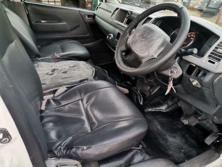 2009-Toyota-Quantum-27-VVTI-Petrol-MT_10