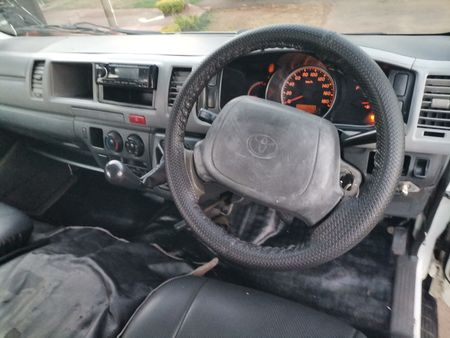 2009-Toyota-Quantum-27-VVTI-Petrol-MT_11