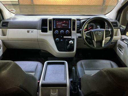 2022-Toyota-Quantum-28-GL-11-seat_12