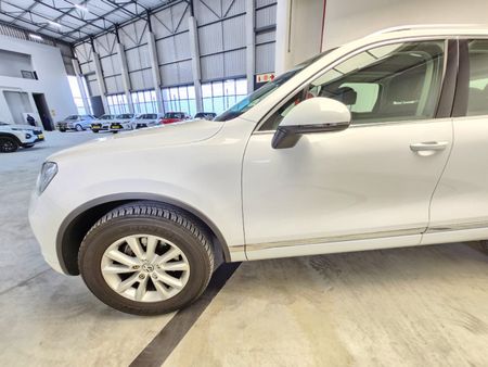 2013-Volkswagen-Touareg-30-V6-TDI-Auto-Bluemotion-180kW_9
