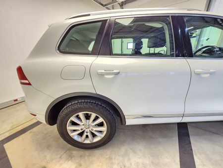 2013-Volkswagen-Touareg-30-V6-TDI-Auto-Bluemotion-180kW_10