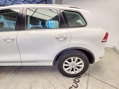 2013-Volkswagen-Touareg-30-V6-TDI-Auto-Bluemotion-180kW_11