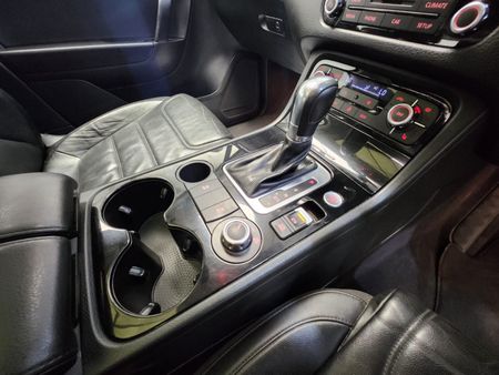 2013-Volkswagen-Touareg-30-V6-TDI-Auto-Bluemotion-180kW_13