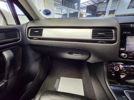 2013-Volkswagen-Touareg-30-V6-TDI-Auto-Bluemotion-180kW_16