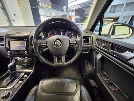 2013-Volkswagen-Touareg-30-V6-TDI-Auto-Bluemotion-180kW_17