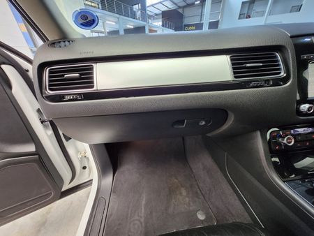 2013-Volkswagen-Touareg-30-V6-TDI-Auto-Bluemotion-180kW_24