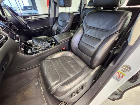 2013-Volkswagen-Touareg-30-V6-TDI-Auto-Bluemotion-180kW_25