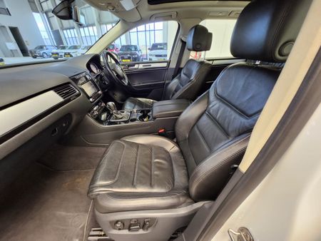 2013-Volkswagen-Touareg-30-V6-TDI-Auto-Bluemotion-180kW_26