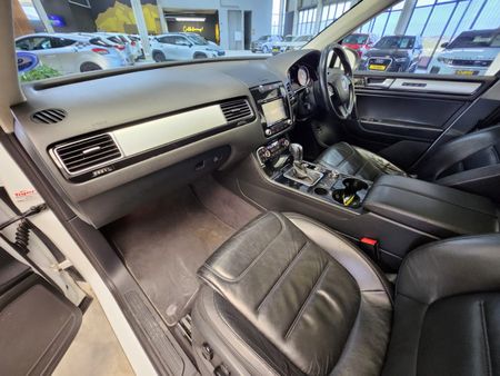 2013-Volkswagen-Touareg-30-V6-TDI-Auto-Bluemotion-180kW_27