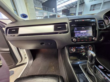 2013-Volkswagen-Touareg-30-V6-TDI-Auto-Bluemotion-180kW_28