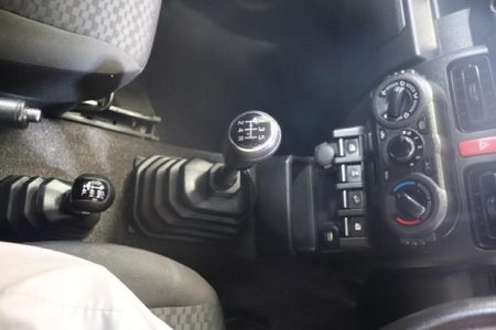 2022-Suzuki-Jimny-15-GL_9