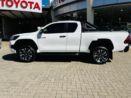 2026-Toyota-Hilux-28-GD-6-Raised-Body-Legend-4x4-Auto-Extended-Cab_3