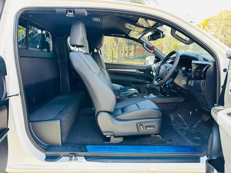 2026-Toyota-Hilux-28-GD-6-Raised-Body-Legend-4x4-Auto-Extended-Cab_8