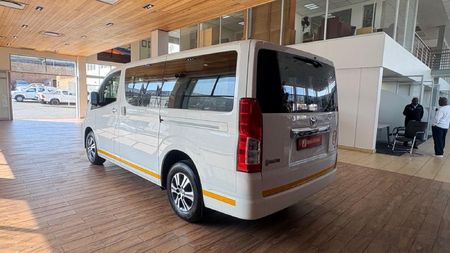 2025-Toyota-Quantum-28-GL-11-seat_4
