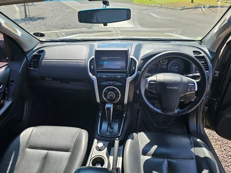 2019-Isuzu-D-Max-300-LX-4x4-Double-Cab_10