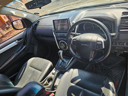 2019-Isuzu-D-Max-300-LX-4x4-Double-Cab_11