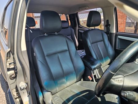 2019-Isuzu-D-Max-300-LX-4x4-Double-Cab_12