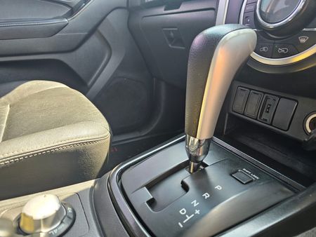2019-Isuzu-D-Max-300-LX-4x4-Double-Cab_13
