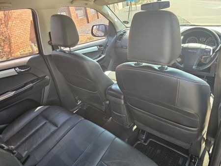 2019-Isuzu-D-Max-300-LX-4x4-Double-Cab_15