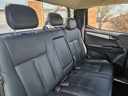 2019-Isuzu-D-Max-300-LX-4x4-Double-Cab_16