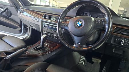 2011-BMW-3-Series-320i-E90-Auto-M-Sport_10