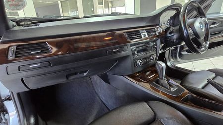 2011-BMW-3-Series-320i-E90-Auto-M-Sport_13