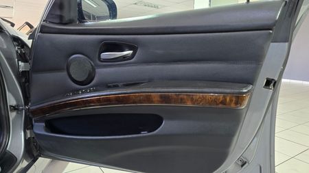 2011-BMW-3-Series-320i-E90-Auto-M-Sport_21