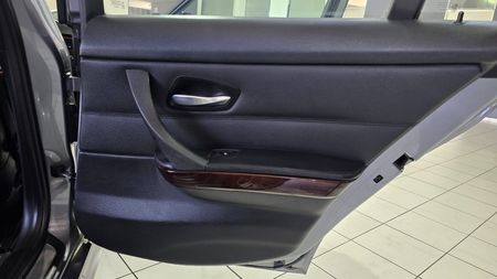 2011-BMW-3-Series-320i-E90-Auto-M-Sport_22