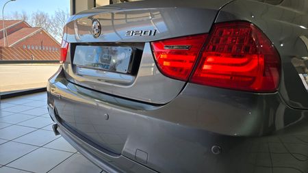 2011-BMW-3-Series-320i-E90-Auto-M-Sport_26