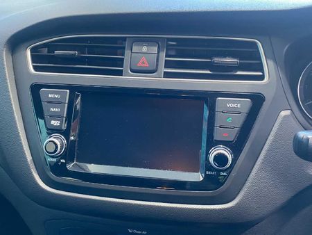 2021-Hyundai-i20-14-Active_18