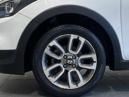 2021-Hyundai-i20-14-Active_19