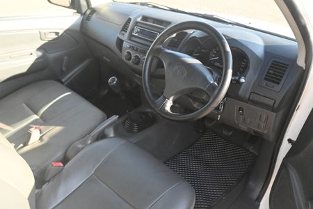 2011-Toyota-Hilux-25-D-4D-Single-Cab_2
