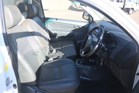 2011-Toyota-Hilux-25-D-4D-Single-Cab_3