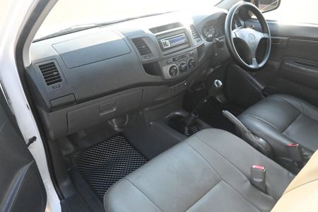 2011-Toyota-Hilux-25-D-4D-Single-Cab_4