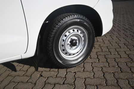 2011-Toyota-Hilux-25-D-4D-Single-Cab_6