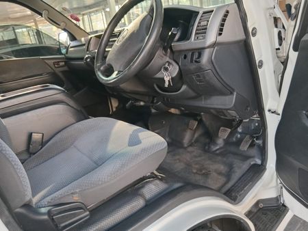 2014-Toyota-Quantum-25-D4D-Manual_13