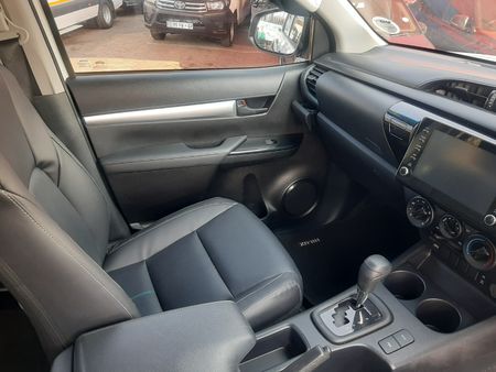2025-Toyota-Hilux-24-GD-6-SRX-4x4-Auto-Double-Cab_13