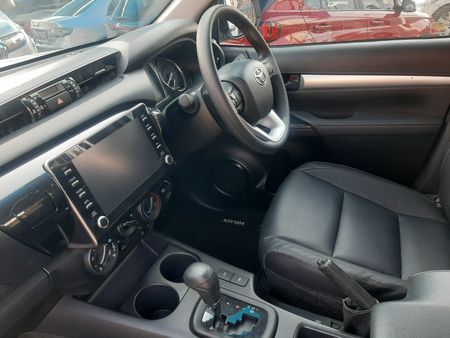 2025-Toyota-Hilux-24-GD-6-SRX-4x4-Auto-Double-Cab_15