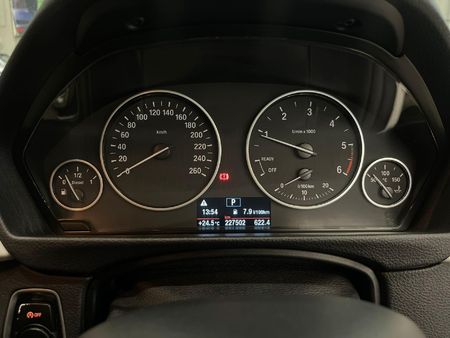2017-BMW-3-Series-320d-Auto_10